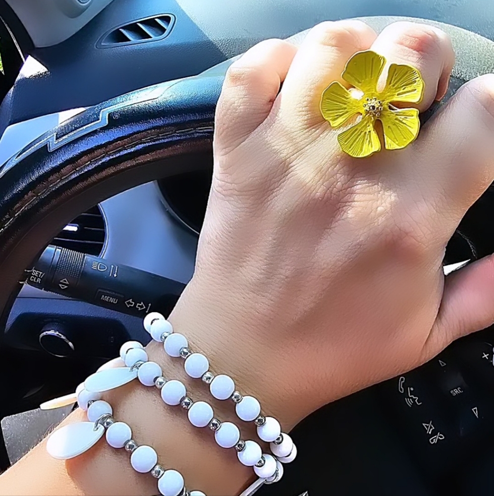 Brand new With TAGS Signature NYC stretchable size 7 Yellow Flower ring